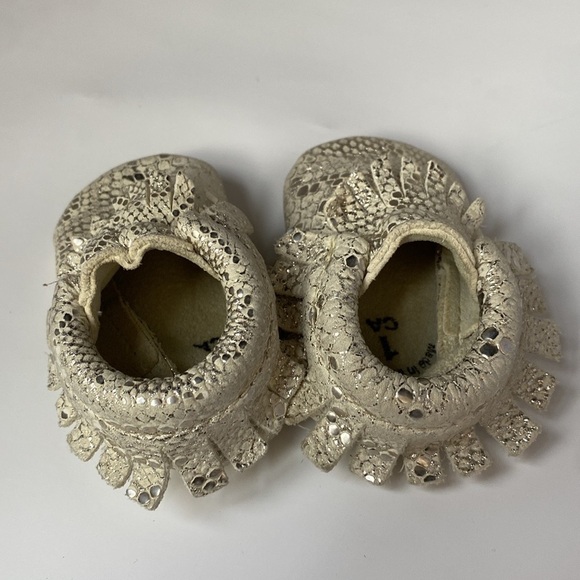 Freshly Picked Limited Edition Merci Soft Sole Moccasins Fringe Mocc Girl Silver - Picture 7 of 10